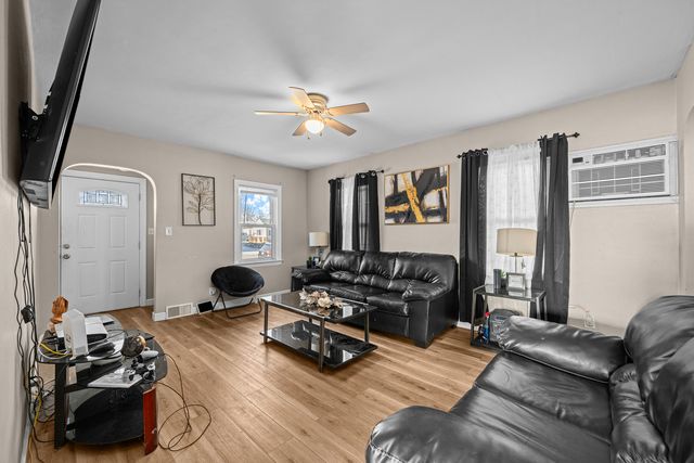 1021 21st Avenue, Rock Island, IL 61201