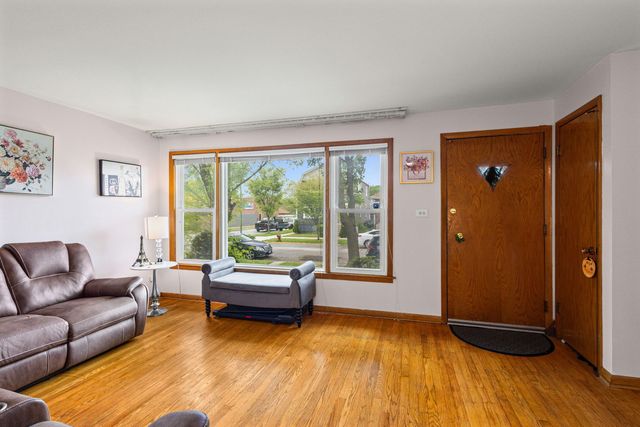 4855 W Gunnison Street, Chicago, IL 60630