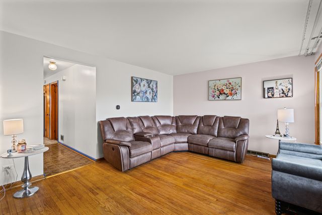 4855 W Gunnison Street, Chicago, IL 60630