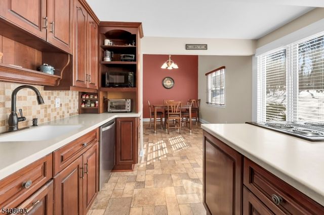 95 Fawnridge Dr, Washington Twp., NJ 07853