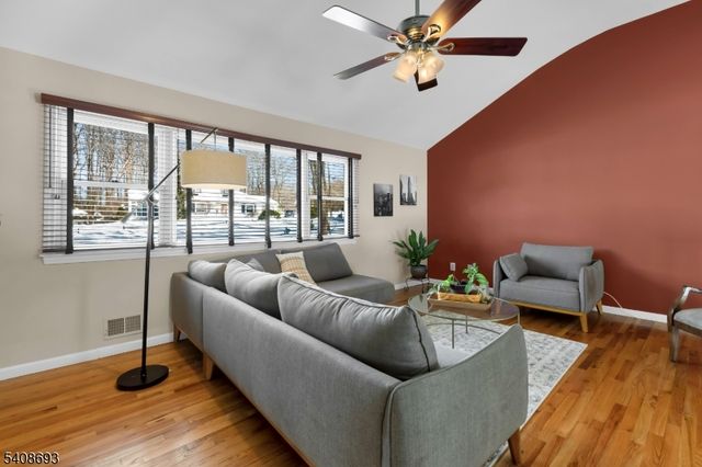 95 Fawnridge Dr, Washington Twp., NJ 07853