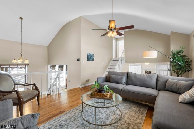 95 Fawnridge Dr, Washington Twp., NJ 07853