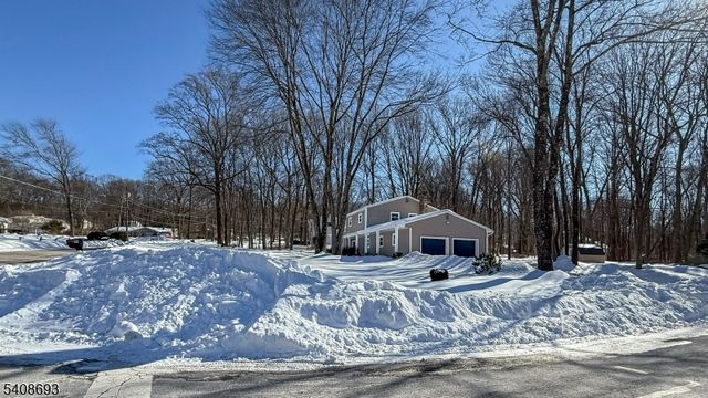 95 Fawnridge Dr, Washington Twp., NJ 07853