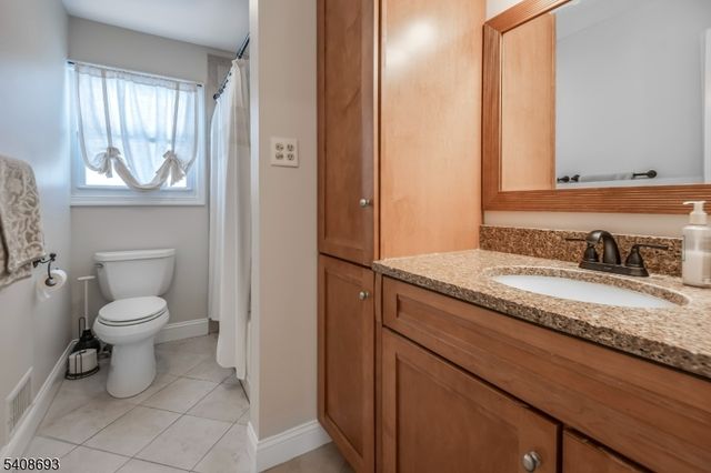 95 Fawnridge Dr, Washington Twp., NJ 07853