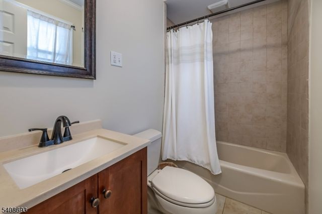 95 Fawnridge Dr, Washington Twp., NJ 07853