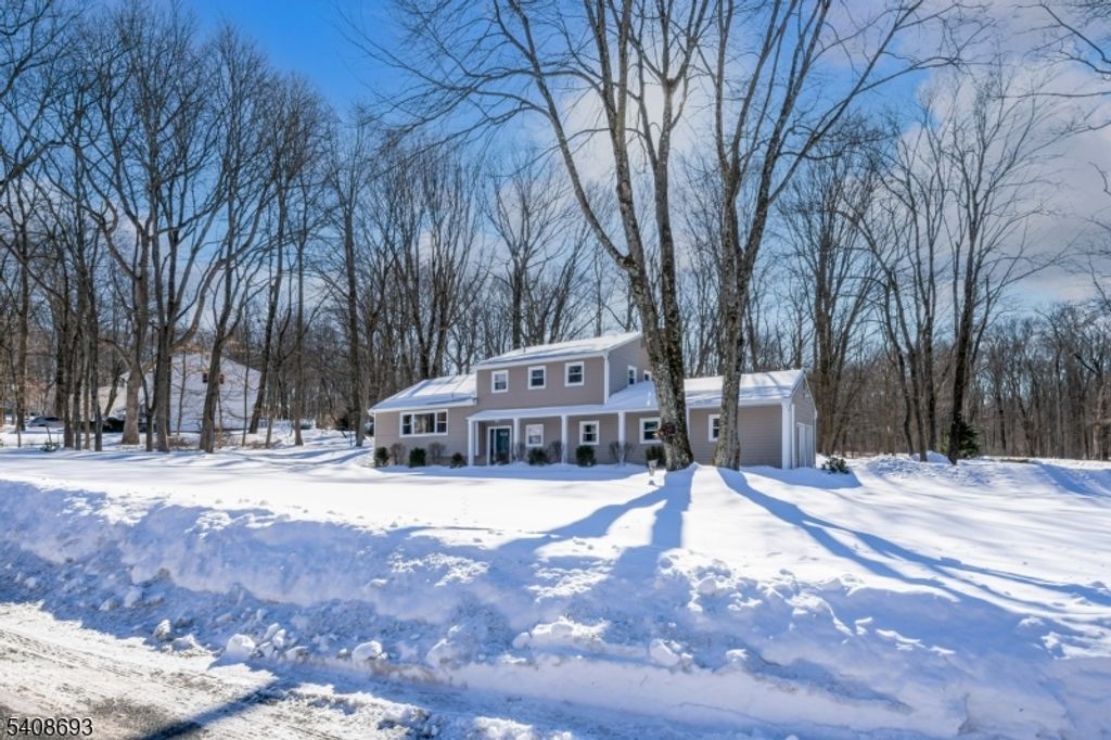 95 Fawnridge Dr, Washington Twp., NJ 07853