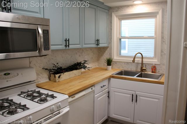 208 W Fairmount Avenue, Pontiac, MI 48340