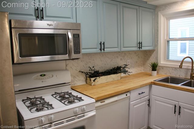208 W Fairmount Avenue, Pontiac, MI 48340