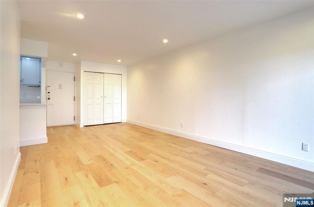 1111 River Road G7, Edgewater, NJ 07020