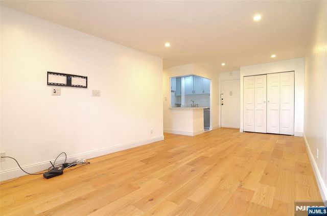 1111 River Road G7, Edgewater, NJ 07020