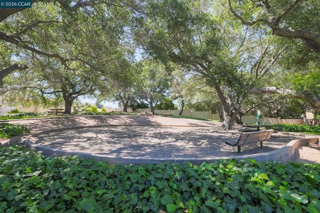 1002 Pinehurst Ct, Concord, CA 94521