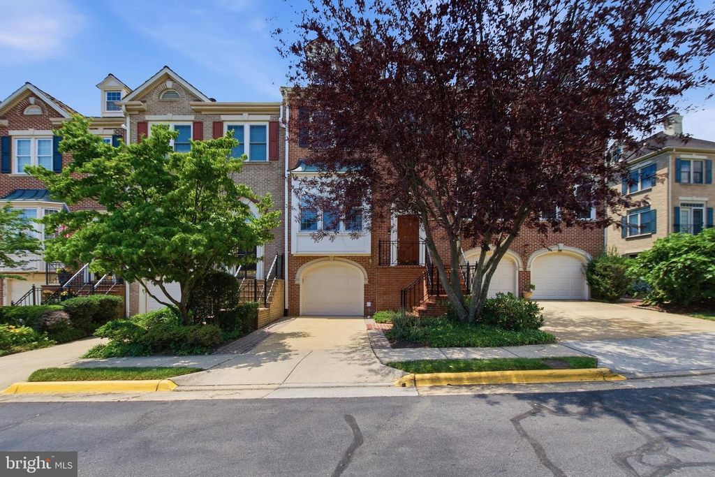 6323 BARCROFT MEWS DR, Falls Church, VA 22041