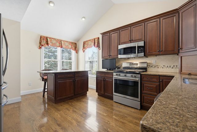 9 Pebble Beach Drive, Bedford, NH 03110