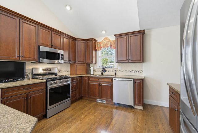 9 Pebble Beach Drive, Bedford, NH 03110