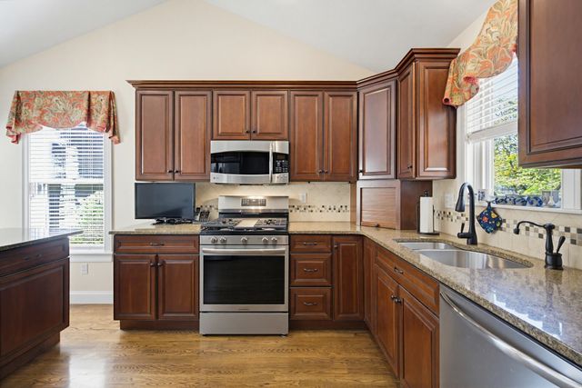 9 Pebble Beach Drive, Bedford, NH 03110