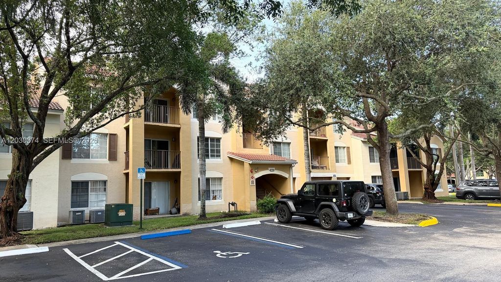 4220 San Marino Blvd 303, West Palm Beach, FL 33409
