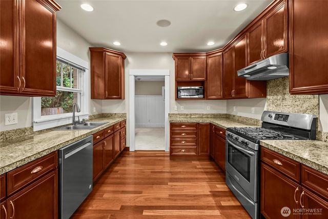 518 W Pioneer, Puyallup, WA 98371