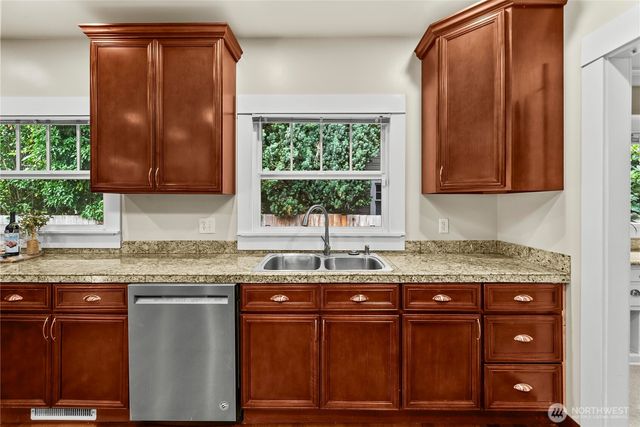 518 W Pioneer, Puyallup, WA 98371