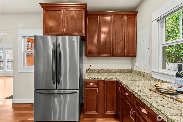 518 W Pioneer, Puyallup, WA 98371