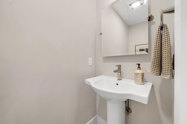 142 Main St 4, Amesbury, MA 01913