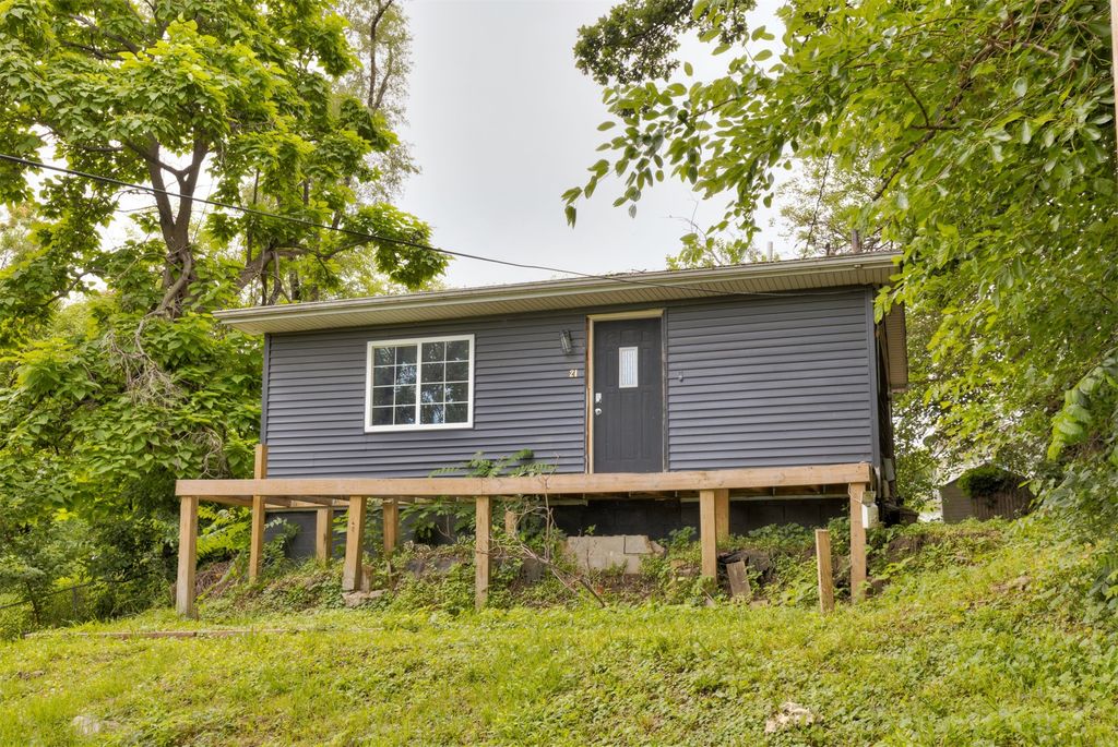 21 E Hillside Avenue, Des Moines, IA 50315