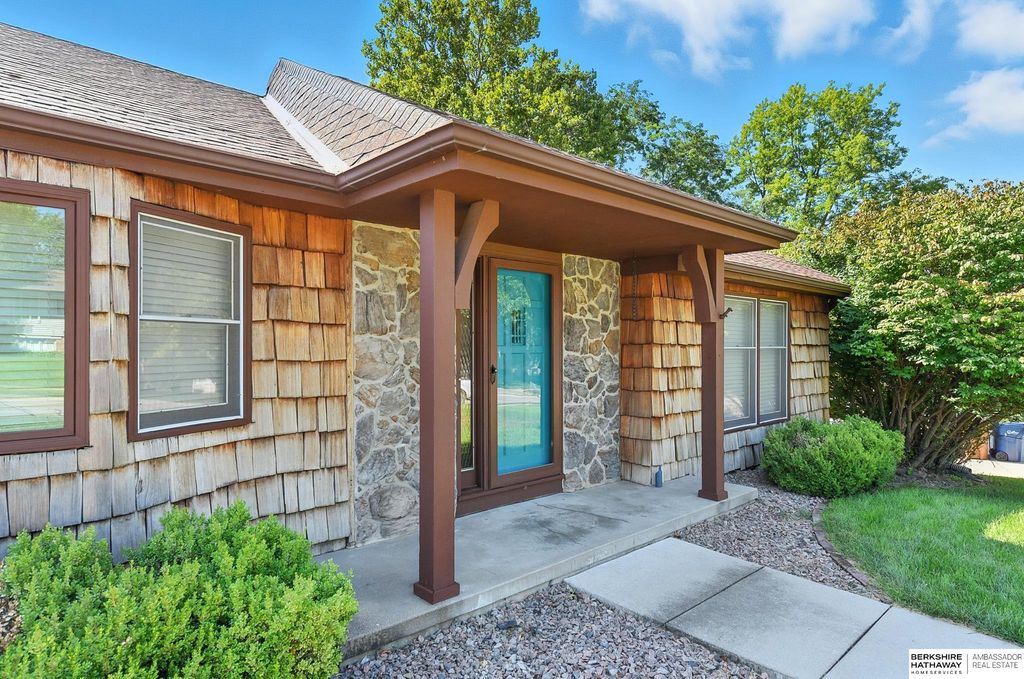 901 Brenton Avenue, Bellevue, NE 68005