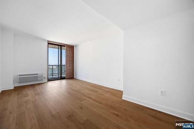 2 Constitution Court 1001, Hoboken, NJ 07030