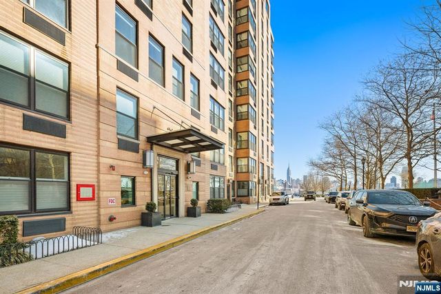 2 Constitution Court 1001, Hoboken, NJ 07030