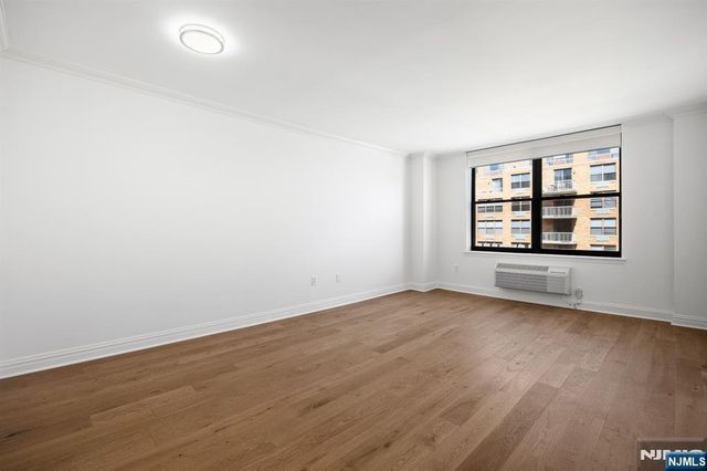 2 Constitution Court 1001, Hoboken, NJ 07030