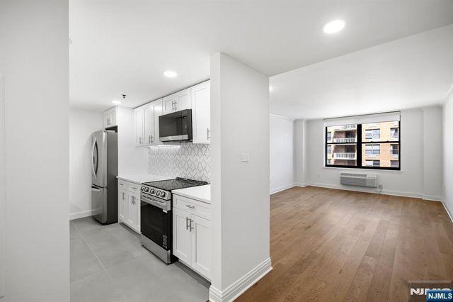 2 Constitution Court 1001, Hoboken, NJ 07030