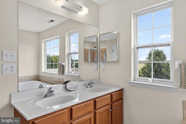 109 GLACIER DR, Berlin, NJ 08009