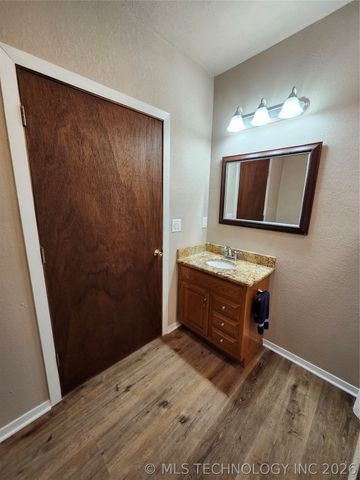 604 N Oak Street, Checotah, OK 74426