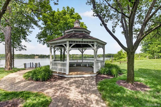 49271 Laguna Drive, Van Buren Charter Township, MI 48111