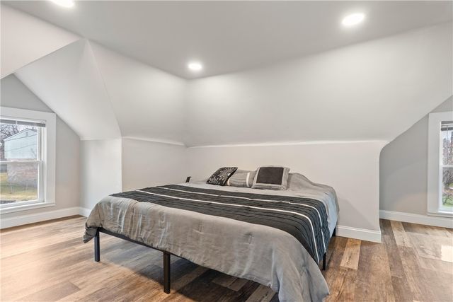 31 Harrison St, Crafton, PA 15205