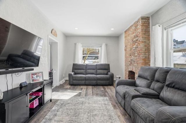 31 Harrison St, Crafton, PA 15205