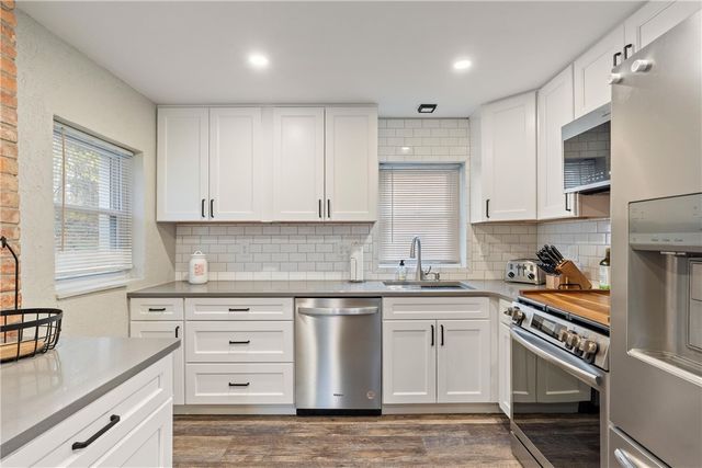 31 Harrison St, Crafton, PA 15205