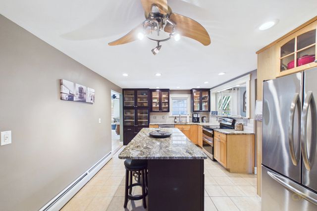 555 Sharps Lot Rd, Swansea, MA 02777