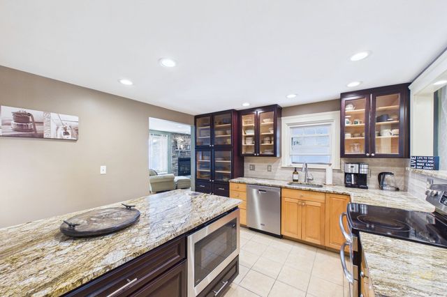 555 Sharps Lot Rd, Swansea, MA 02777