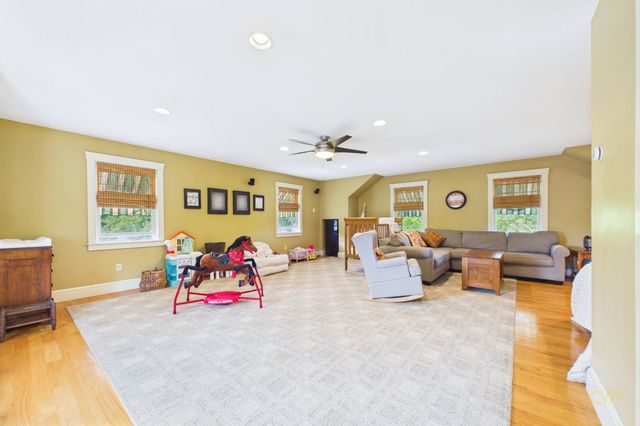 555 Sharps Lot Rd, Swansea, MA 02777