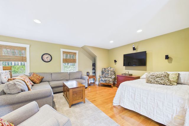 555 Sharps Lot Rd, Swansea, MA 02777