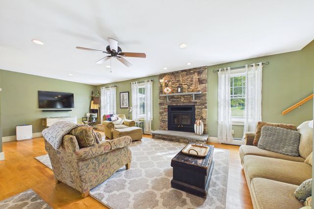 555 Sharps Lot Rd, Swansea, MA 02777