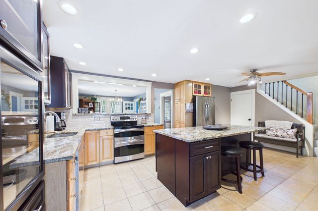 555 Sharps Lot Rd, Swansea, MA 02777