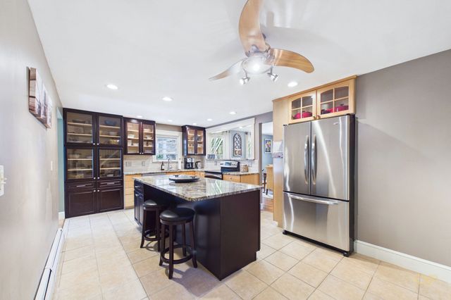 555 Sharps Lot Rd, Swansea, MA 02777
