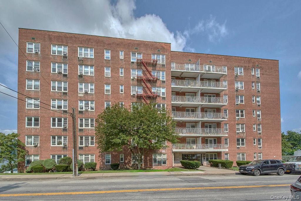 709 Warburton Avenue 2F, Yonkers, NY 10701 — exterior