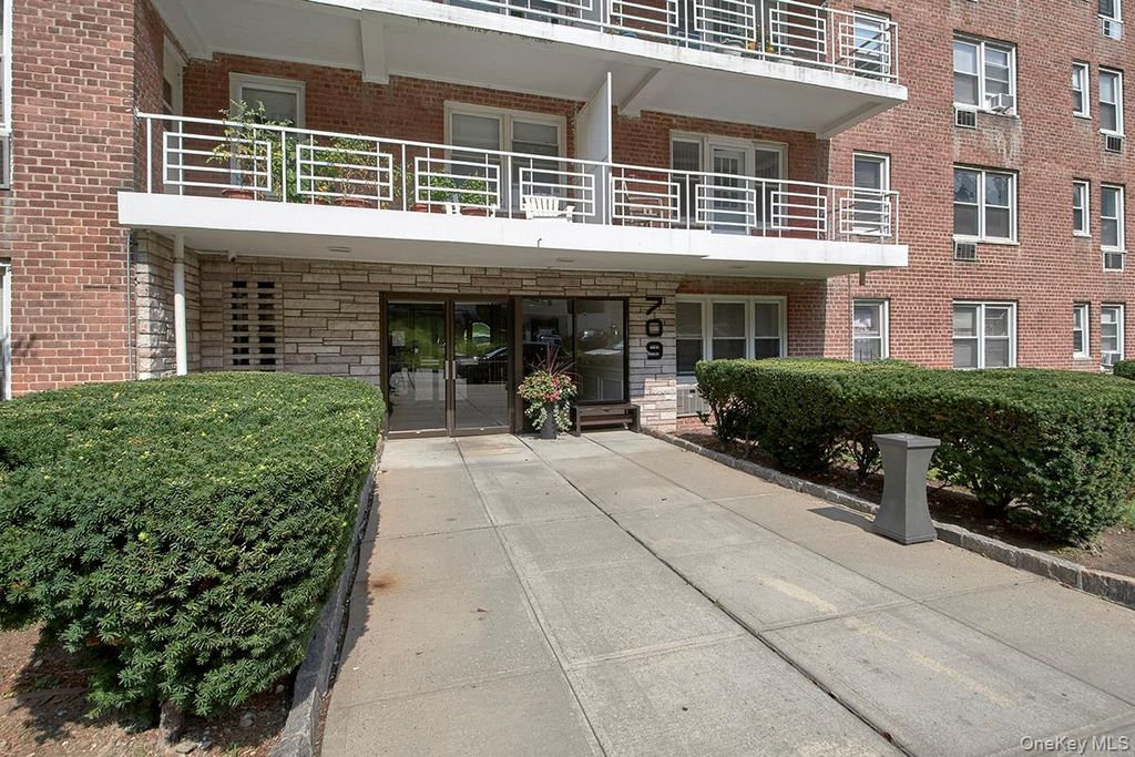 709 Warburton Avenue 2F, Yonkers, NY 10701 — photo 2