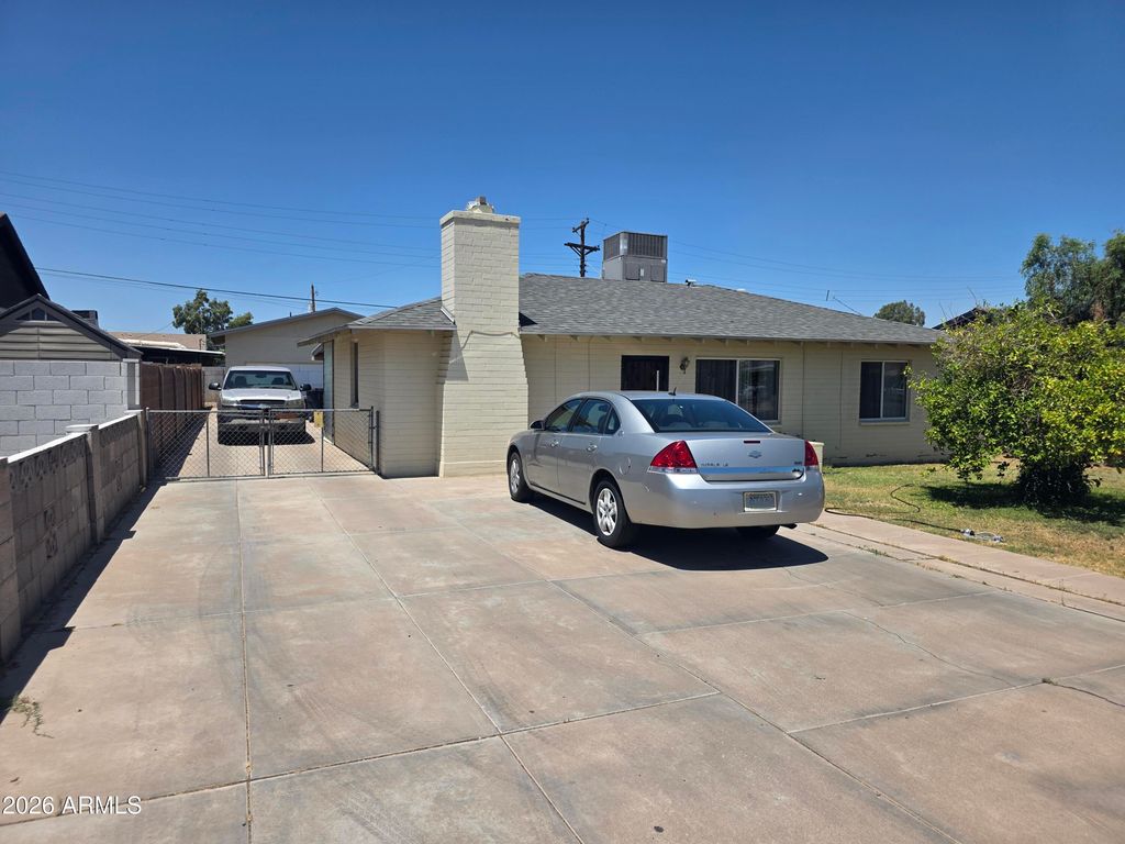 Image 18 of property listing at 5244 S MONTEZUMA Street, Phoenix, AZ 85041