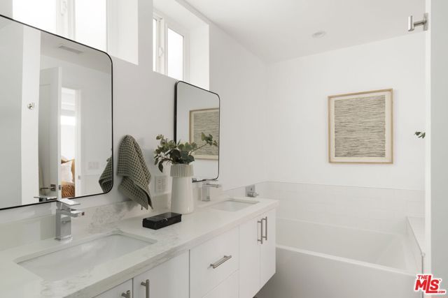 857 Hyperion Avenue, Los Angeles, CA 90029