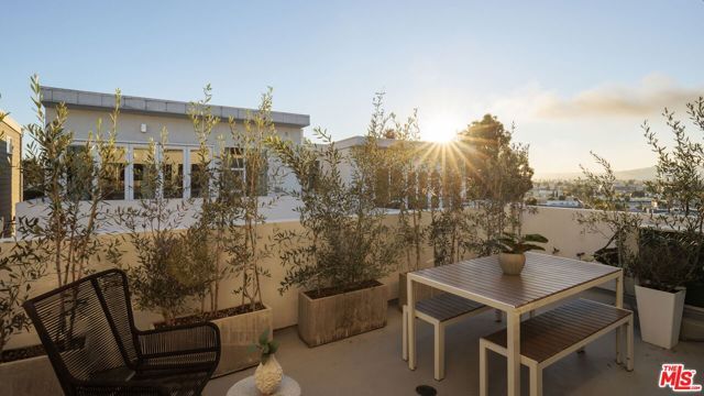 857 Hyperion Avenue, Los Angeles, CA 90029