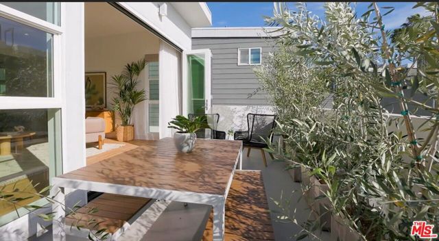 857 Hyperion Avenue, Los Angeles, CA 90029