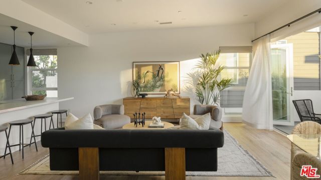 857 Hyperion Avenue, Los Angeles, CA 90029